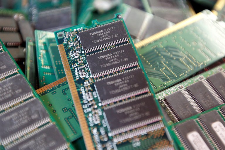 Toshiba Favors Bain Group for Chip Sale